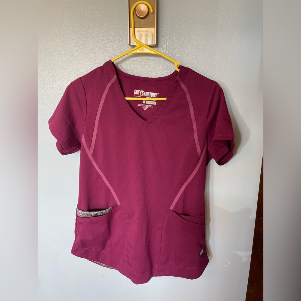 Greys anatomy magenta scrub top, size XS women’s